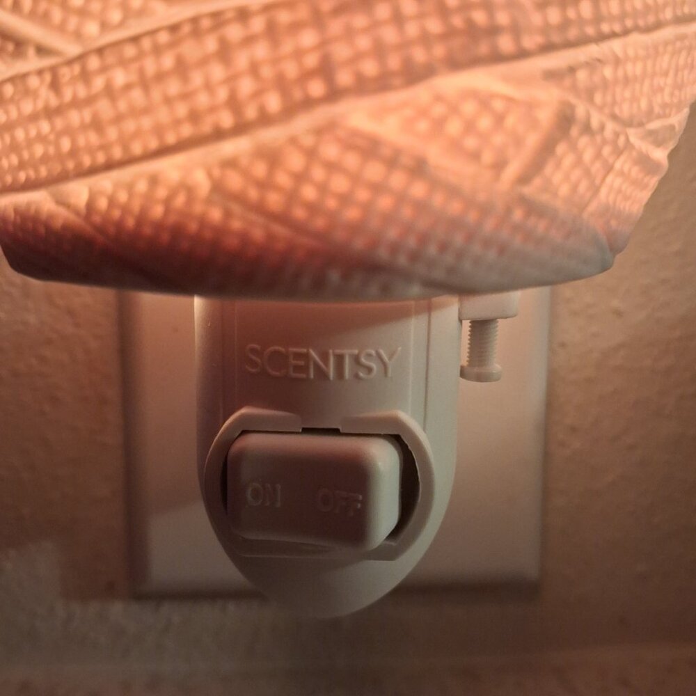 Scentsy Under Wraps Halloween Mummy Plug-In Wax Warmer With Box & Bulb *RETIRED* - Picture 4 of 15